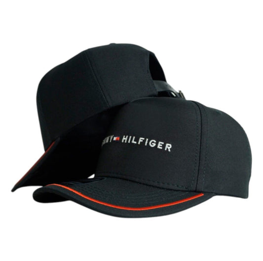 Gorra Tommy Negra con Bordado en Relieve y Ribete Naranja.