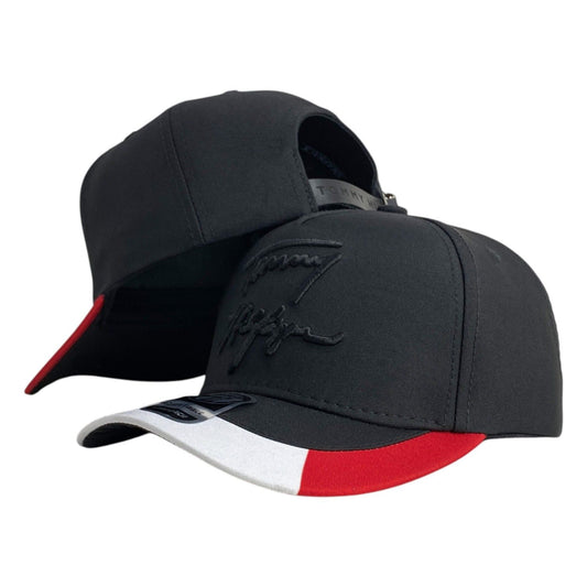 Gorra Tommy Negra con Bordado en Relieve y Visera Tricolor.
