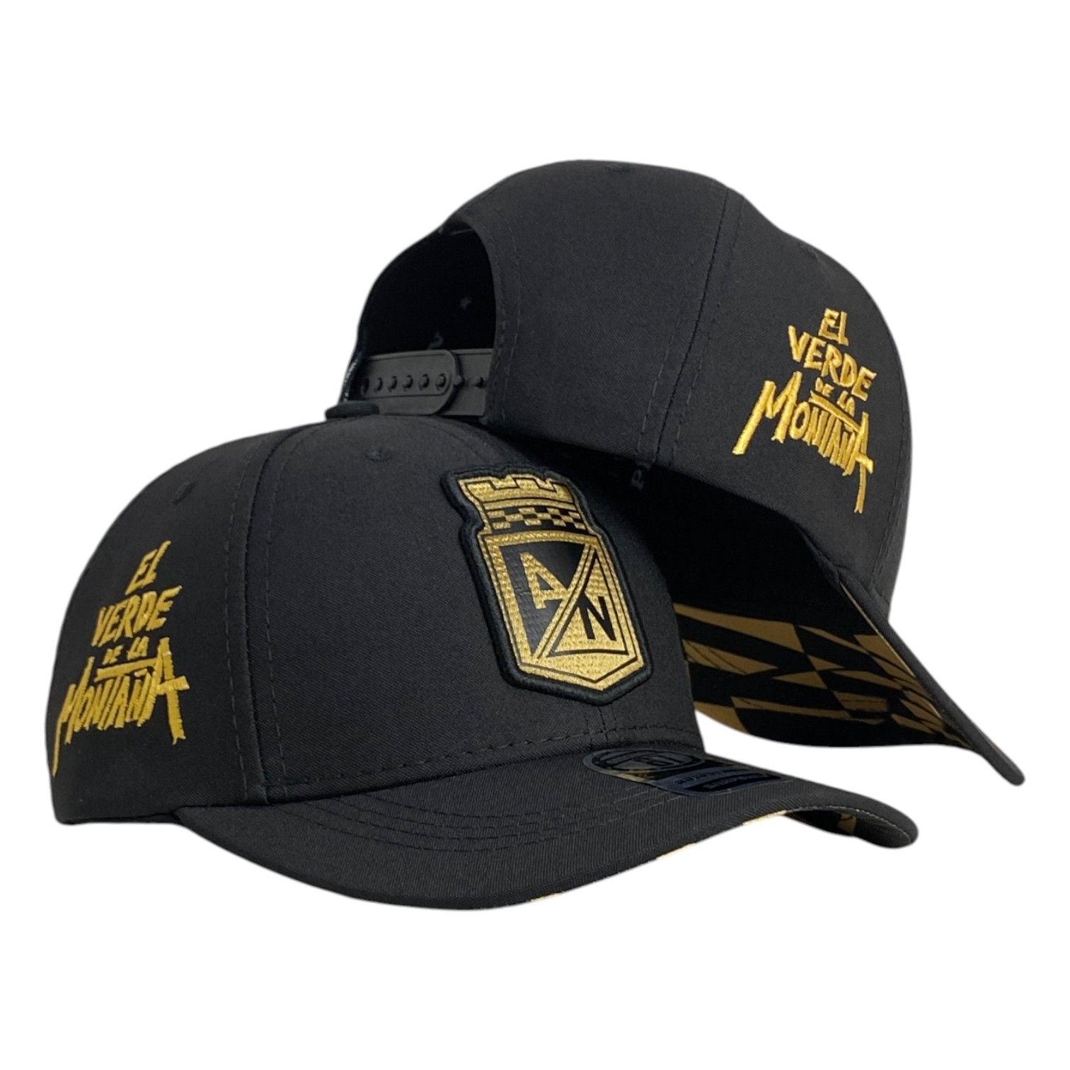 Gorra Equipos Negra con Bordado en Relieve y Visera Estampada.