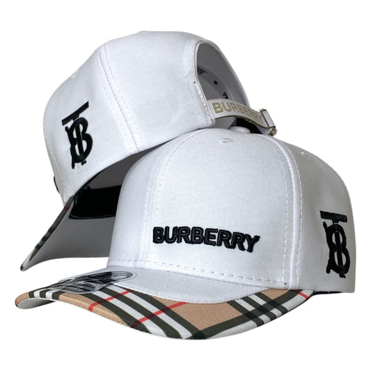 Gorra Burberry Blanca con Bordado en Relieve y Visera Estampada.