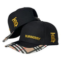 Gorra Burberry Negra con Bordado en Relieve y Visera Estampada.