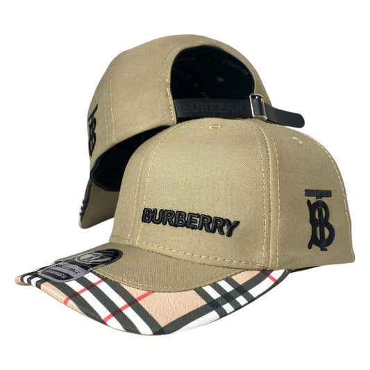 Gorra Burberry Beige con Bordado en Relieve y Visera Estampada.