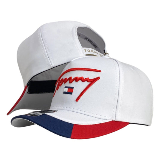 Gorra Tommy Blanca con Bordado en Relieve y Visera Tricolor.