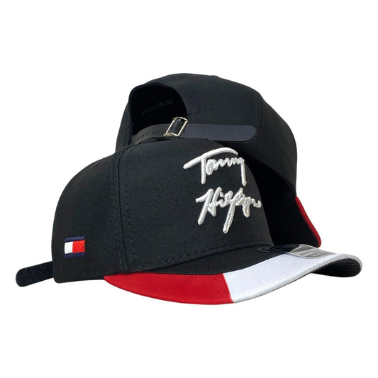 Gorra Tommy Negra con Bordado en Relieve y Visera Tricolor.