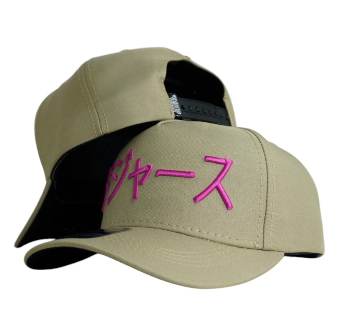 Gorra Equipos Beige con Bordado en Relieve y Visera Negra.