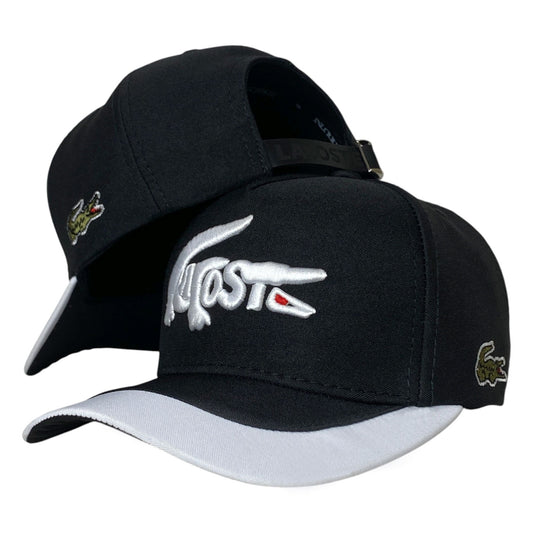 Gorra Lacoste Negra con Bordado en Relieve y Visera Blanca.