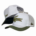 Gorra Lacoste Blanca con Bordado en Relieve y Visera Verde.