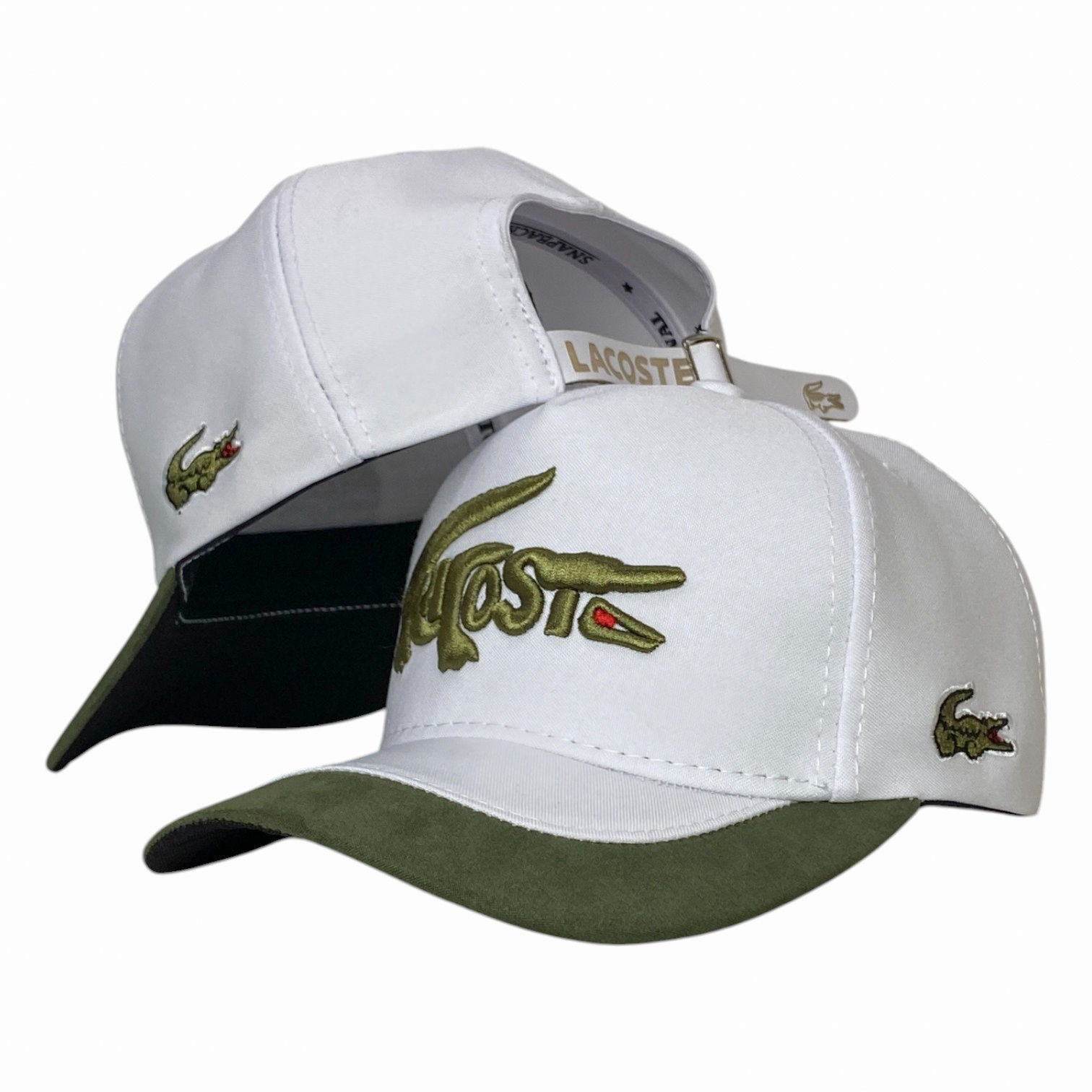 Gorra Lacoste Blanca con Bordado en Relieve y Visera Verde.
