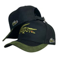 Gorra Lacoste Negra en Gamuza con Visera Verde y Bordado en Relieve.