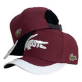 Gorra Lacoste  Vinotinto con Bordado en Relieve y Visera Blanca.
