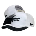 Gorra Lacoste Blanca con Visera Negra y Bordado en Relieve.