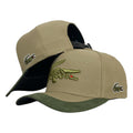 Gorra Lacoste Beige con Bordado en Relieve y Visera Verde.
