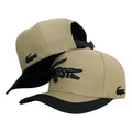 Gorra Lacoste Beige con Bordado en Relieve y Visera Negra.