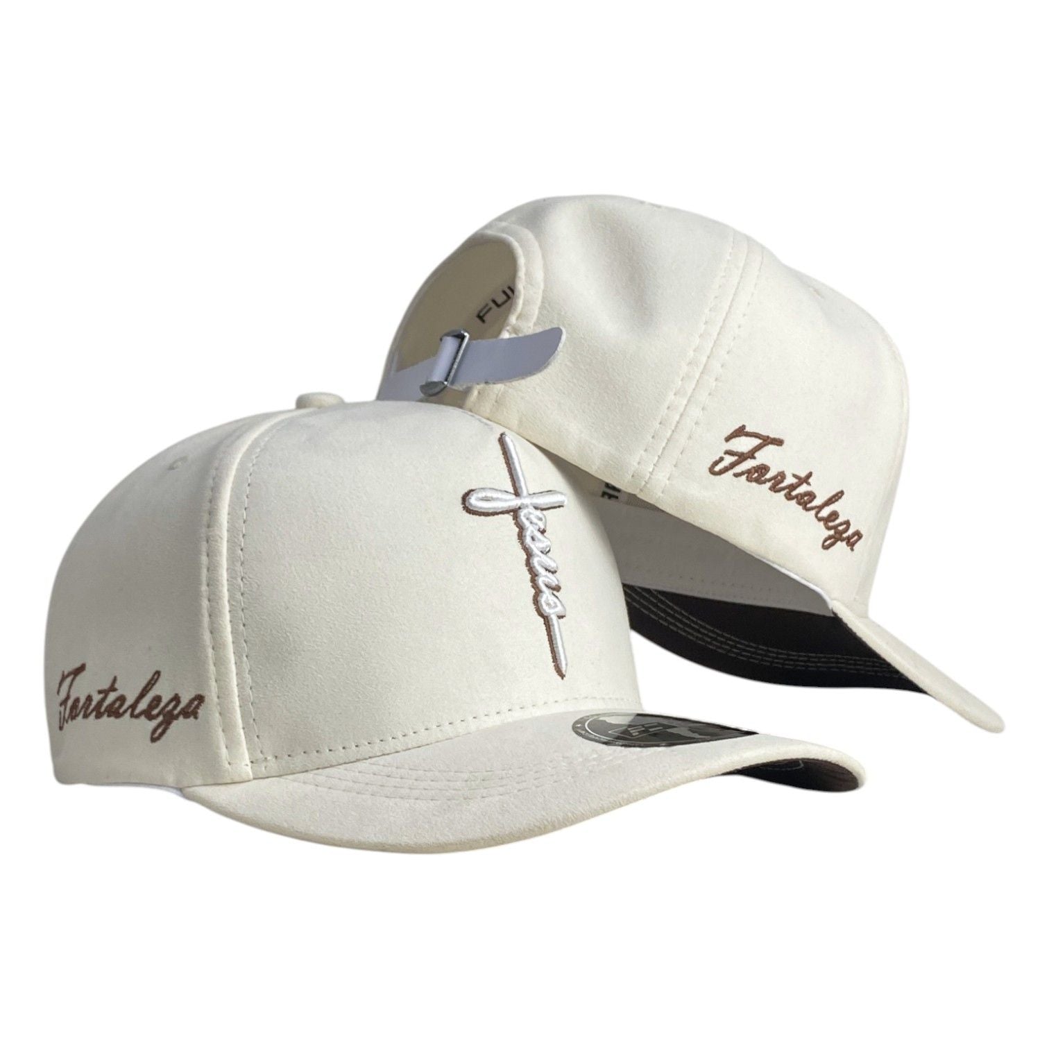 Gorra FE Beige en Gamuza con Bordado de Cruz y Bordado Lateral.