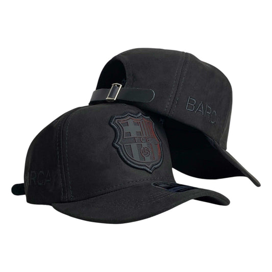 Gorra Barcelona Negra en Gamuza con Escudo en Relieve y Cierre de Cuero.