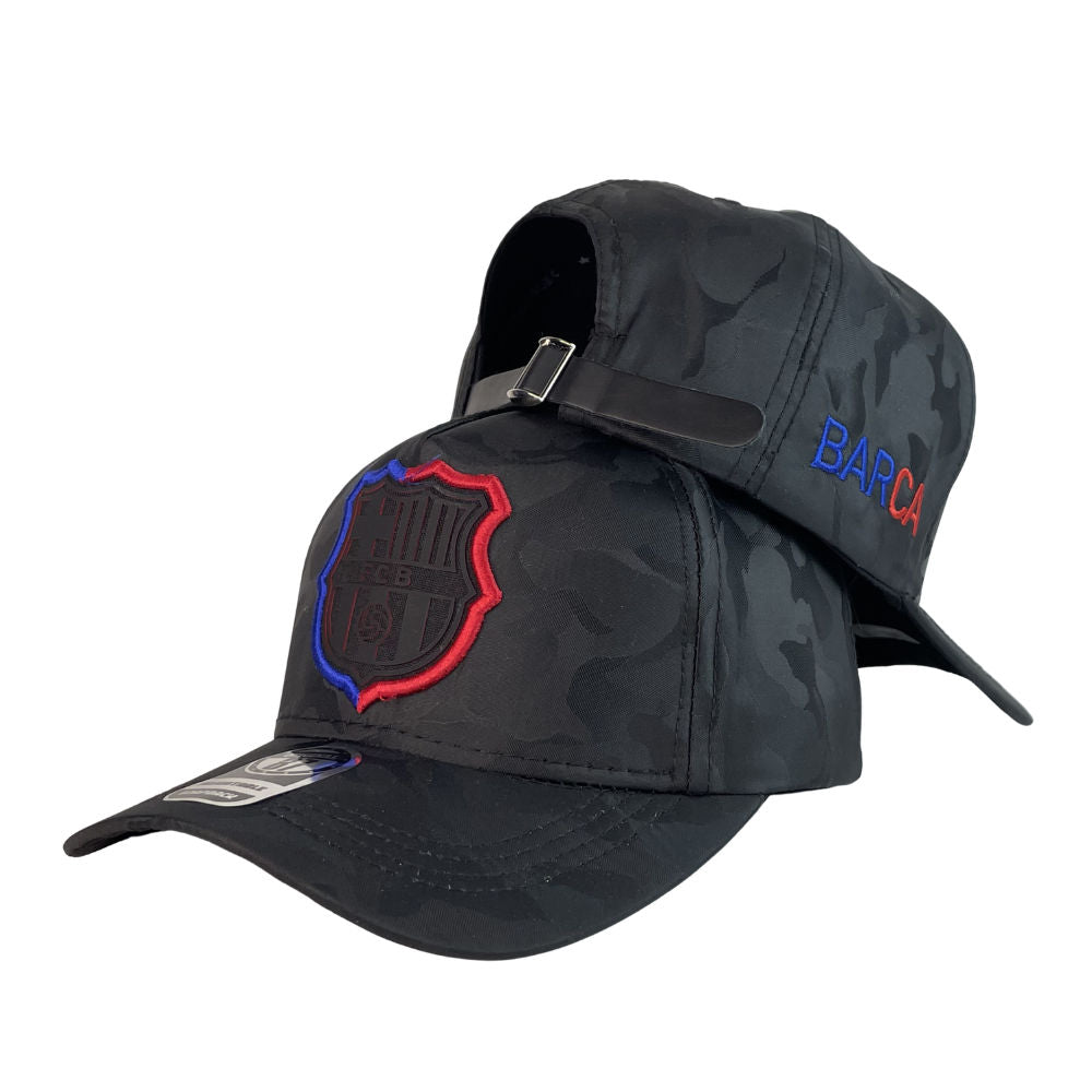 Gorra Barcelona Camo con Bordado en Relieve y Cierre de Hebilla.