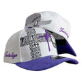 Gorra FE Blanca en Gamuza con Visera Morada y Estampado de Cruz.