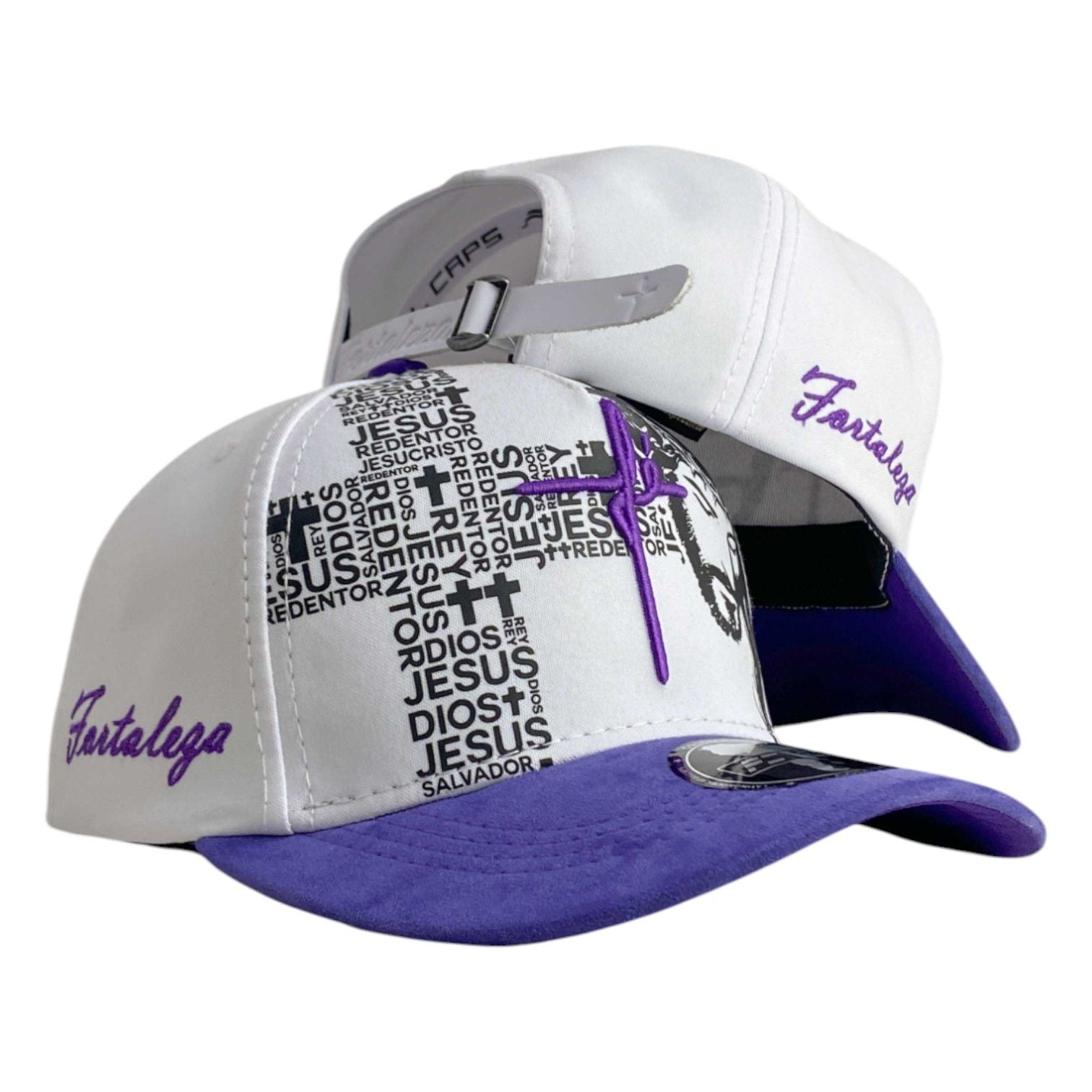 Gorra FE Blanca en Gamuza con Visera Morada y Estampado de Cruz.