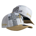 Gorra FE Blanca en Gamuza con Estampado de Cruz y Visera Miel.