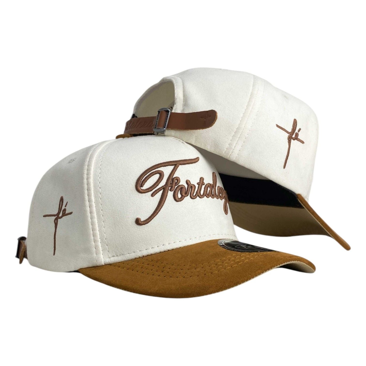 Gorra FE Beige en Gamuza con Bordado en Relieve y Cierre de Cuero.