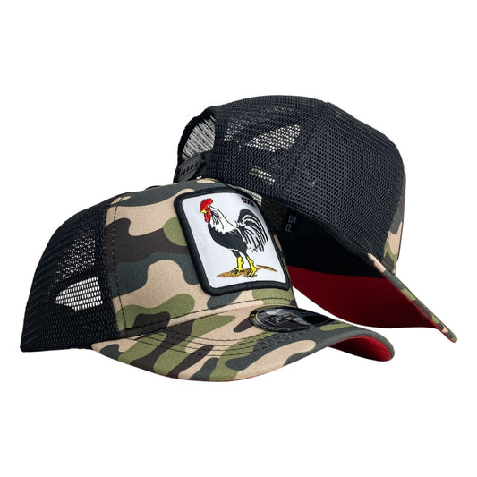 Gorra Full Corral Camo con Malla Negra y Bordado de Gallo.