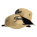 Gorra FE Beige en Gamuza con Bordado en Relieve y Cierre de Cuero.
