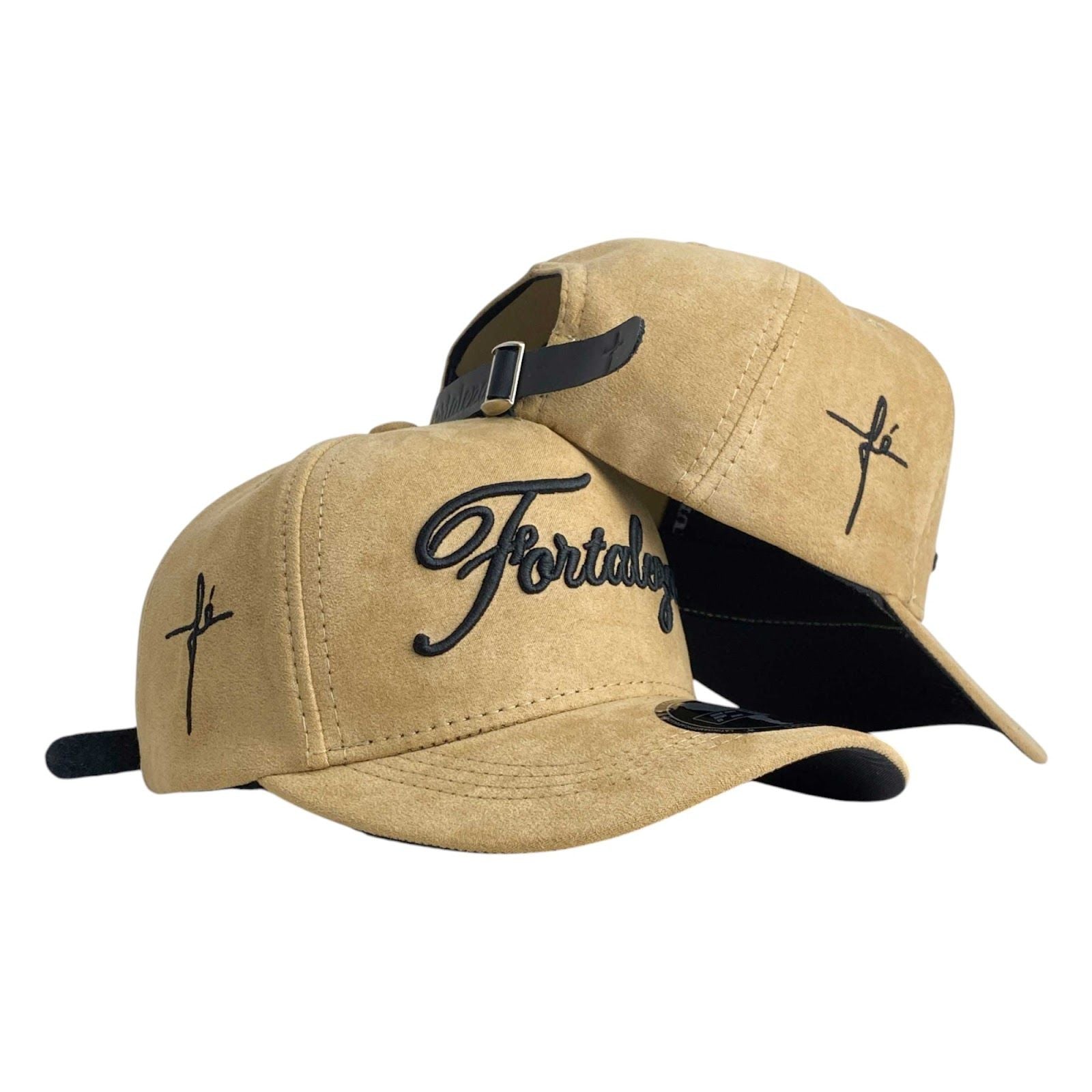 Gorra FE Beige en Gamuza con Bordado en Relieve y Cierre de Cuero.