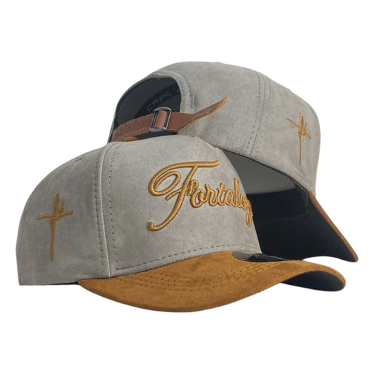 Gorra FE Gris en Gamuza con Visera Miel y Cierre de Cuero.