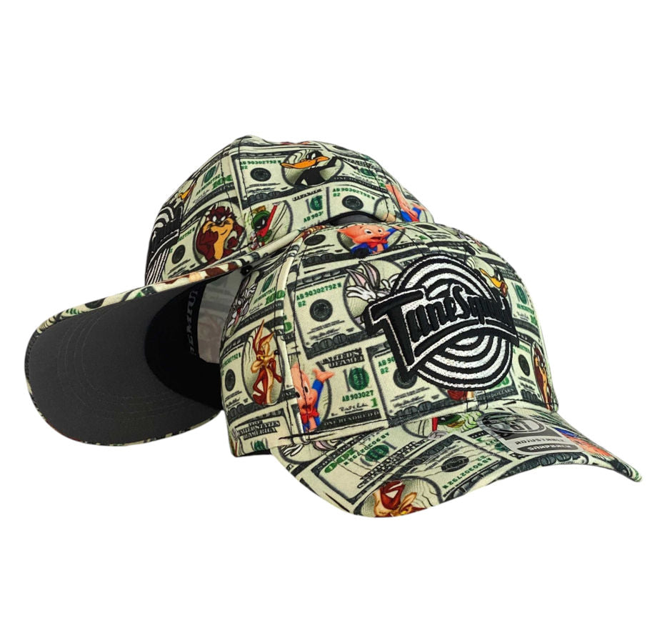 Gorra Multimarca Beige con Estampado de Billetes y Bordado en Relieve.