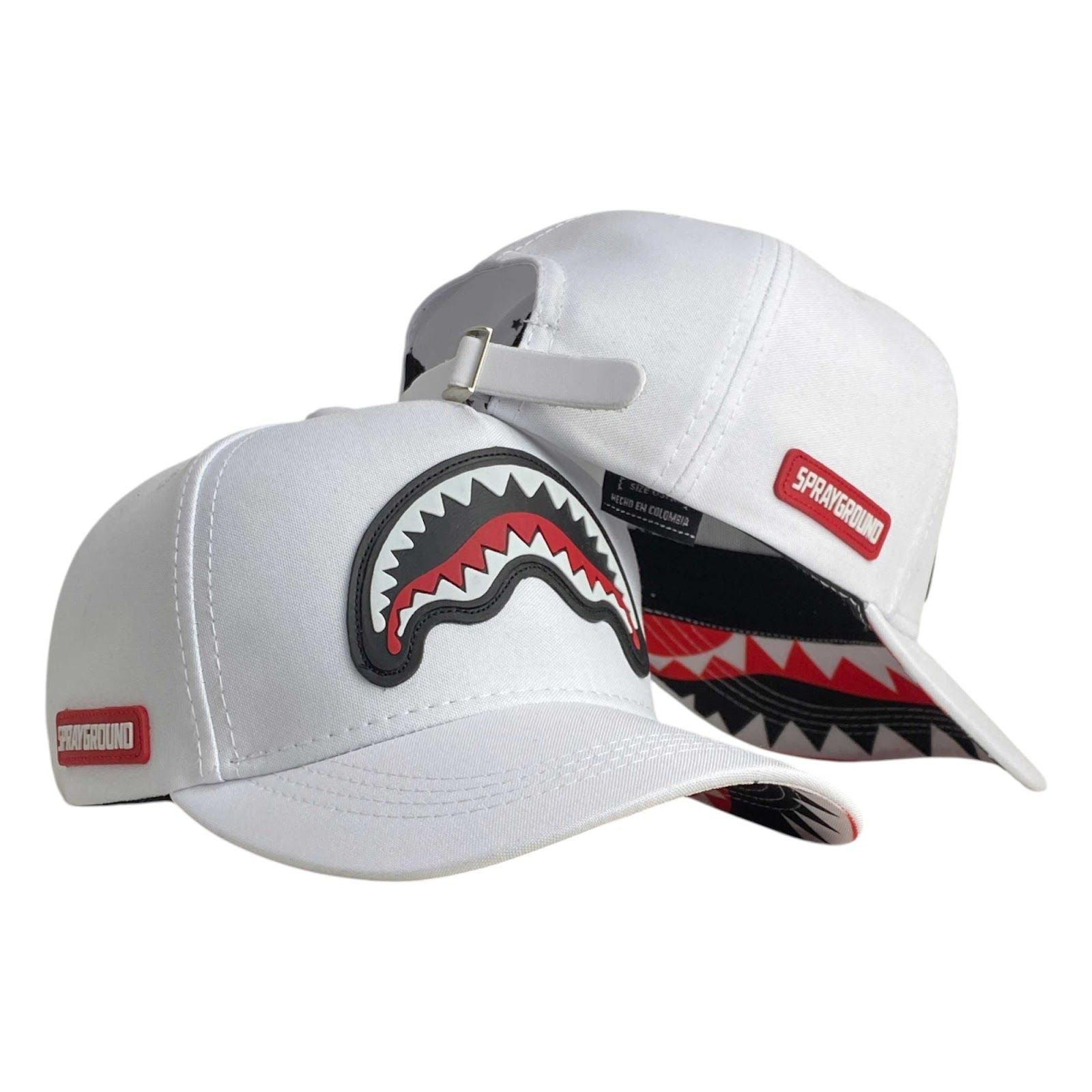 Gorra Sprayground Blanca con Parche de Tiburón y Cierre Ajustable.