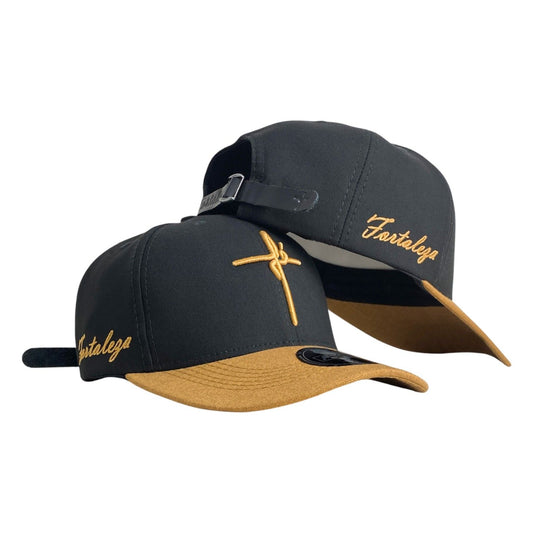 Gorra FE Negra con Visera Miel y Bordado en Relieve.