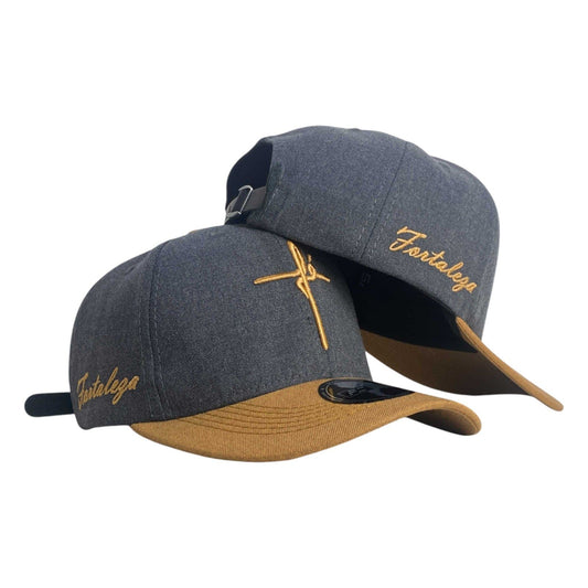 Gorra FE Gris con Visera Miel y Bordado en Relieve.