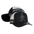Gorra Venezuela Negra con paneles perforados y bordado en relieve.