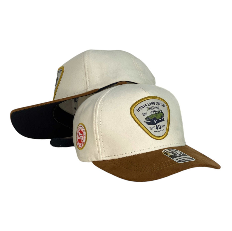 Gorra Toyota Beige en Gamuza con Visera Miel y Parche Bordado.