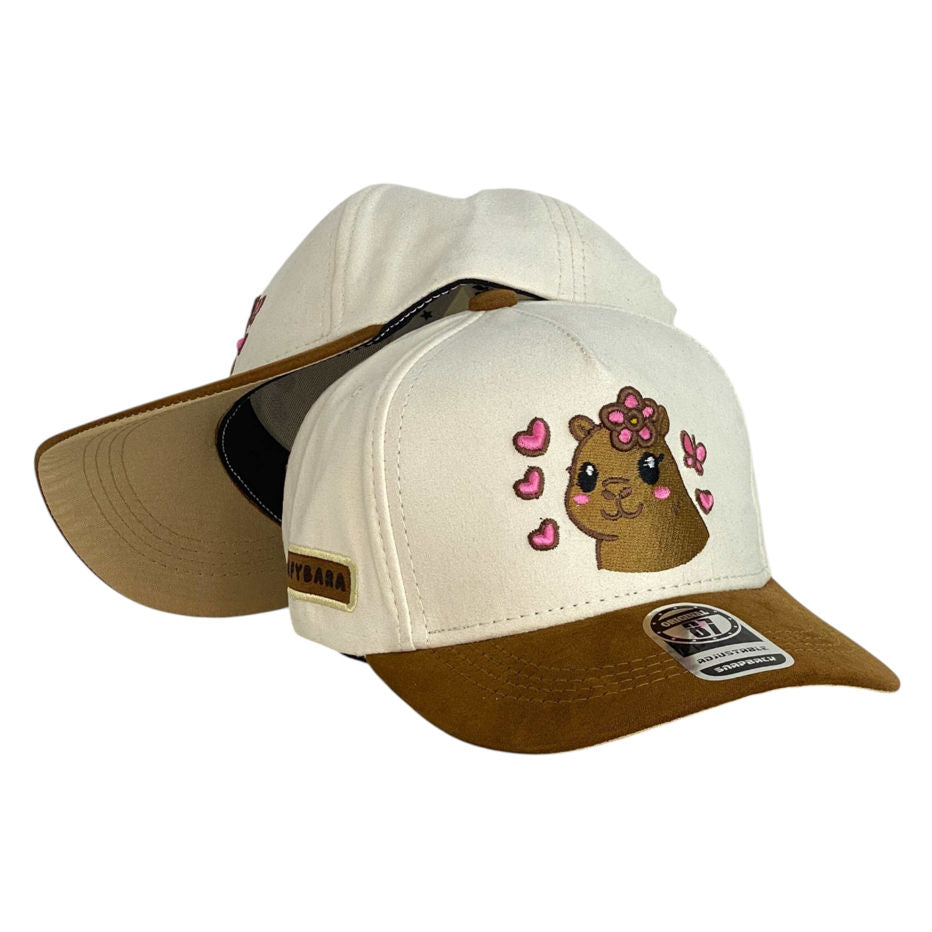 Gorra Full Caps Beige con Visera Marrón y Bordado de Capibara.