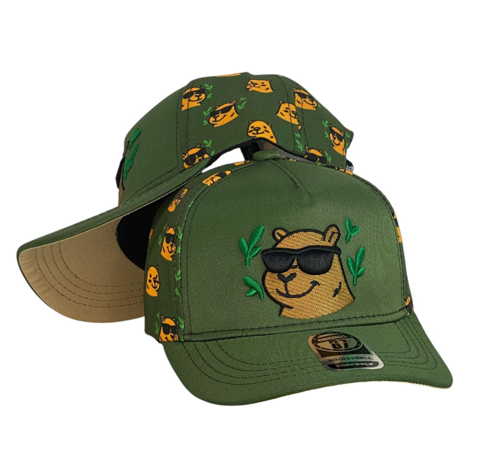 Gorra Full Caps Verde con Estampado de Carpinchos y Bordado en Relieve.