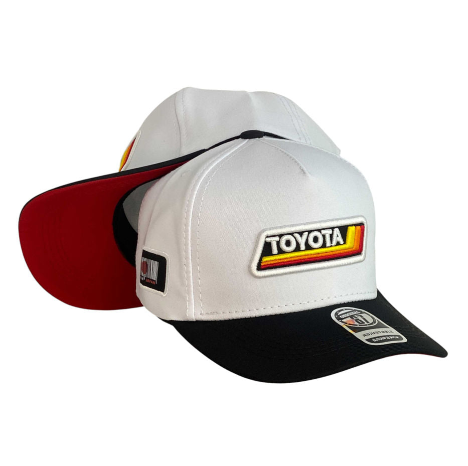 Gorra Toyota Blanca con Visera Negra y Bordado en Relieve.