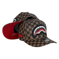 Gorra Sprayground Marrón en Cuero con Estampado de Cuadros y Parche de Tiburón.