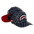 Gorra Sprayground Gris con Estampado de Cuadros y Parche de Tiburón.