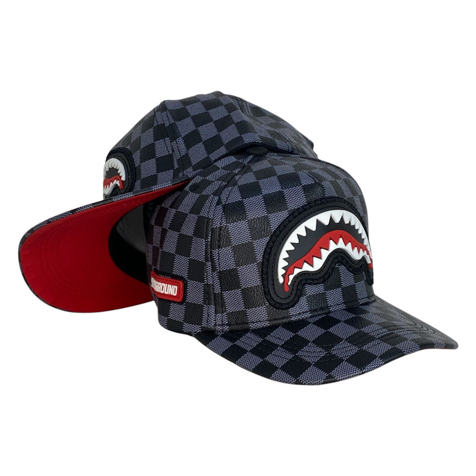 Gorra Sprayground Gris con Estampado de Cuadros y Parche de Tiburón.