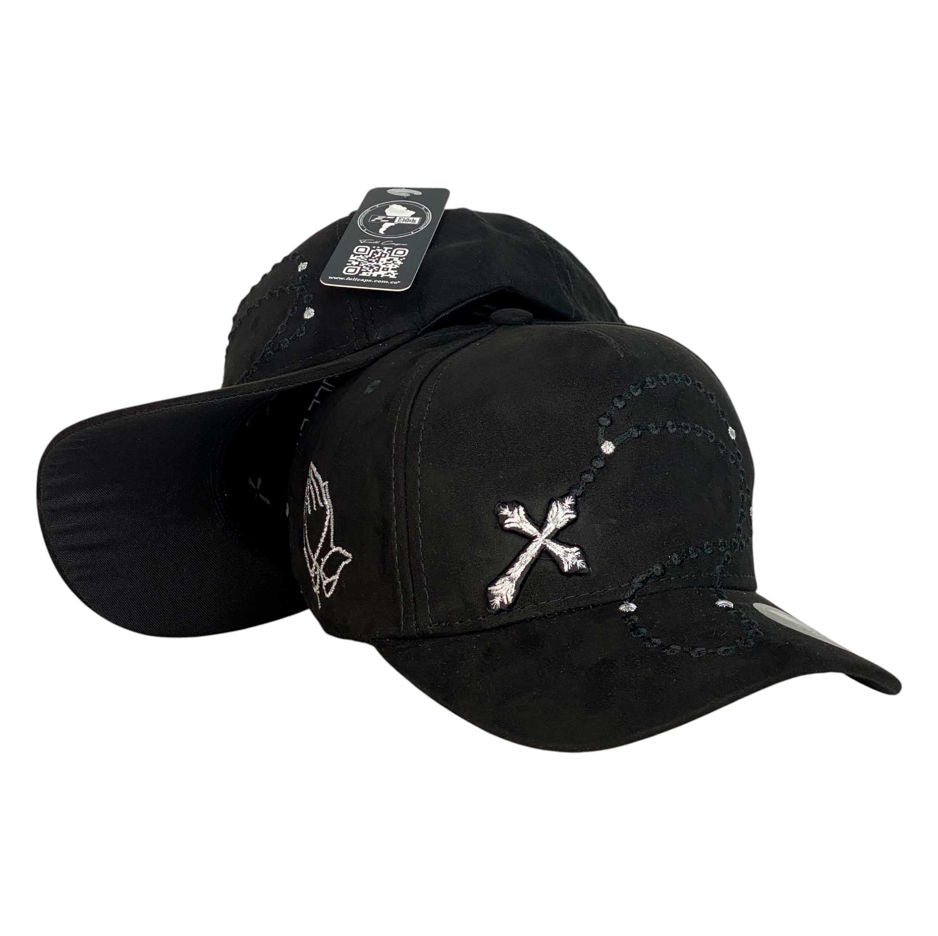 Gorra FE Negra en Gamuza con Bordado de Rosario y Manos en Oración.