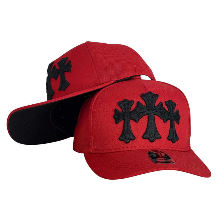 Gorra Full Caps Roja con Bordado de Cruces y Visera Negra.