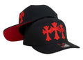Gorra Full Caps Negra con Bordado en Relieve y Visera Roja.