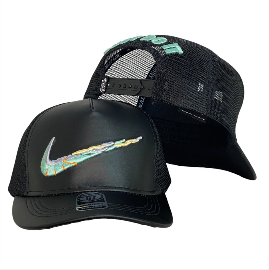 Gorra Nike Negra en Cuero con Malla Negra y Bordado en Relieve.