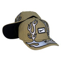 Gorra Nike Beige con Estampado de Llamas y Parche Bordado.