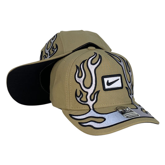 Gorra Nike Beige con Bordado de Llamas y Parche con Logo.