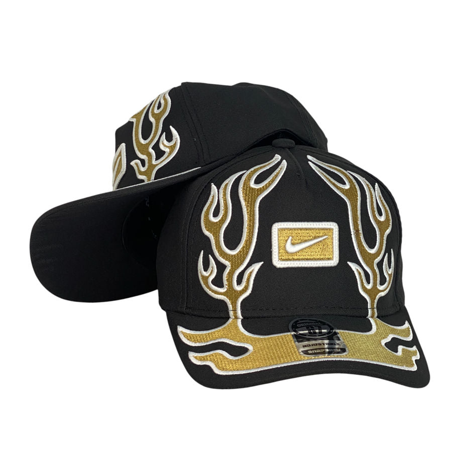 Gorra Nike Negra con Bordado en Relieve y Estampado de Llamas.