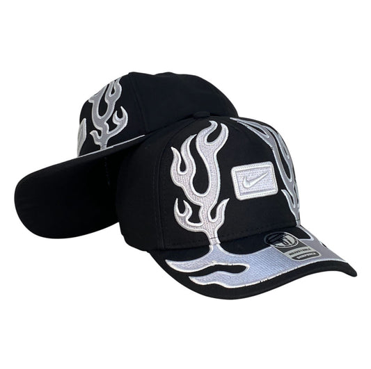 Gorra Nike Negra con Bordado en Relieve y Estampado de Llamas.