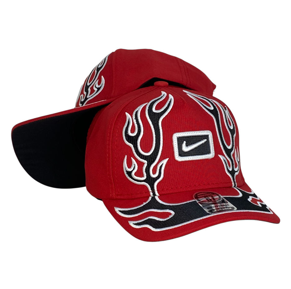 Gorra Nike Roja con Estampado de Llamas y Bordado en Relieve.