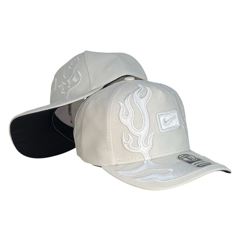 Gorra Nike Beige con Bordado de Llamas y Parche con Logo.